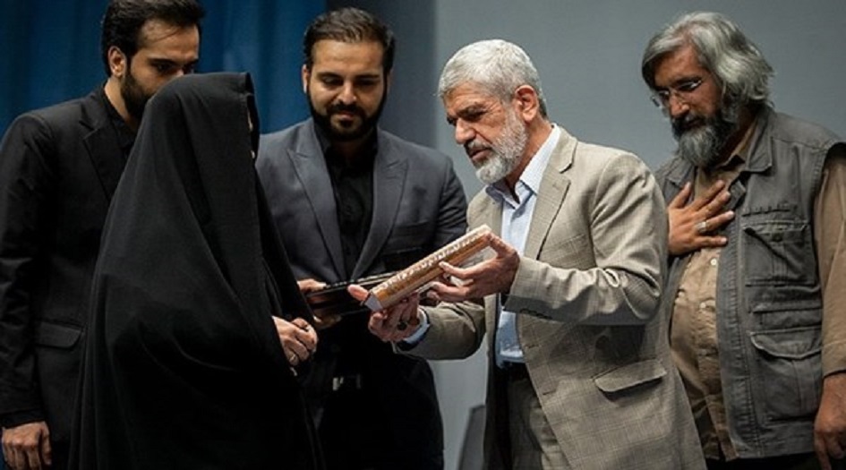 هدية الامام الخامنئي الى أسرة شهيد افغاني