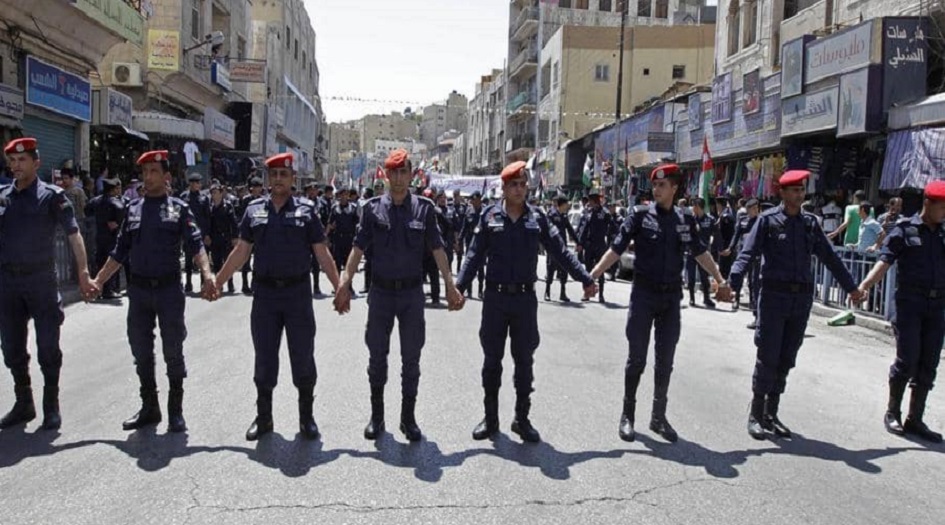 شاهد ....كيف تصرف الدرك الأردني مع سيدة عراقية وحيدة؟