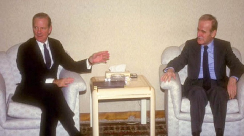 ما تفاصيل الرسالة التي أخرجها حافظ الأسد من جيبه أثناء لقائه مع بيكر؟