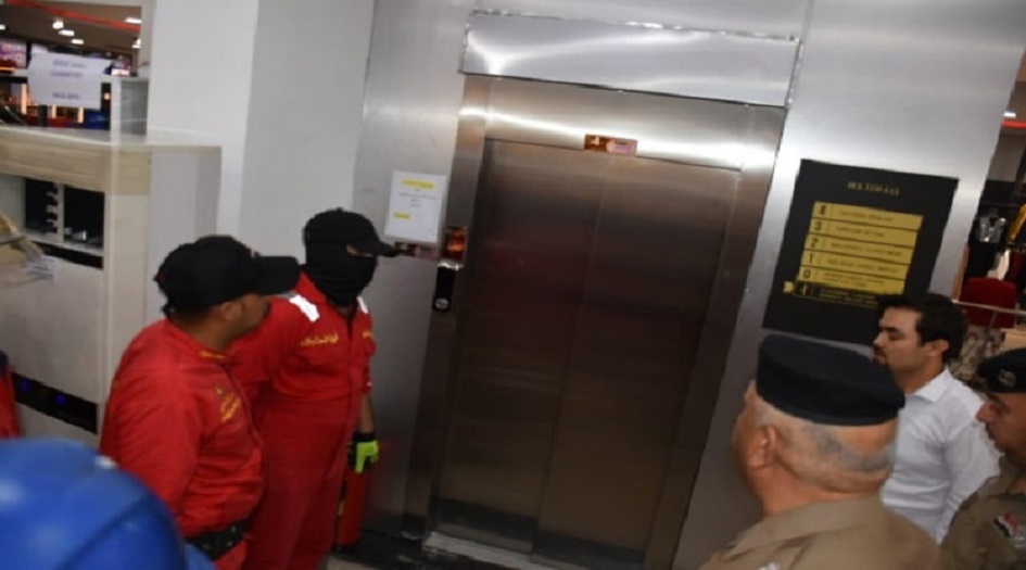 شاهد.... سقوط مصعد (ماكسي مول) في بغداد وفرق الدفاع تتدخل