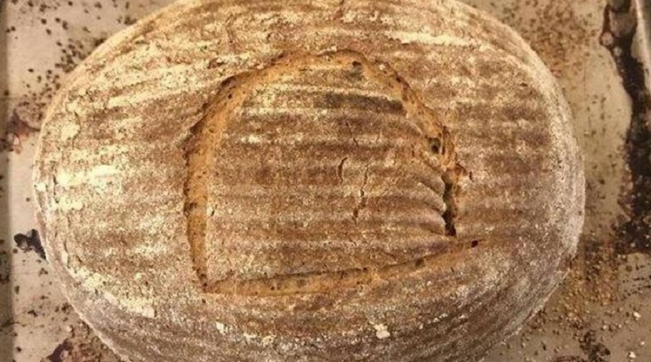 يخبز رغيفا باستخدام خميرة "فرعونية" عمرها 4500 عام
