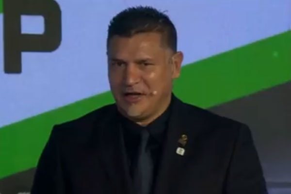 أسطورة كرة القدم الإيرانية "علي دائي" في كربلاء المقدسة