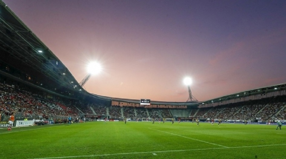 شاهد .. انهيار سقف ملعب يتسع لـ 17 ألف متفرج