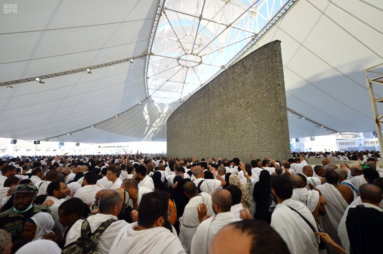 حجاج بيت الله الحرام يبدأون رمي الجمرات