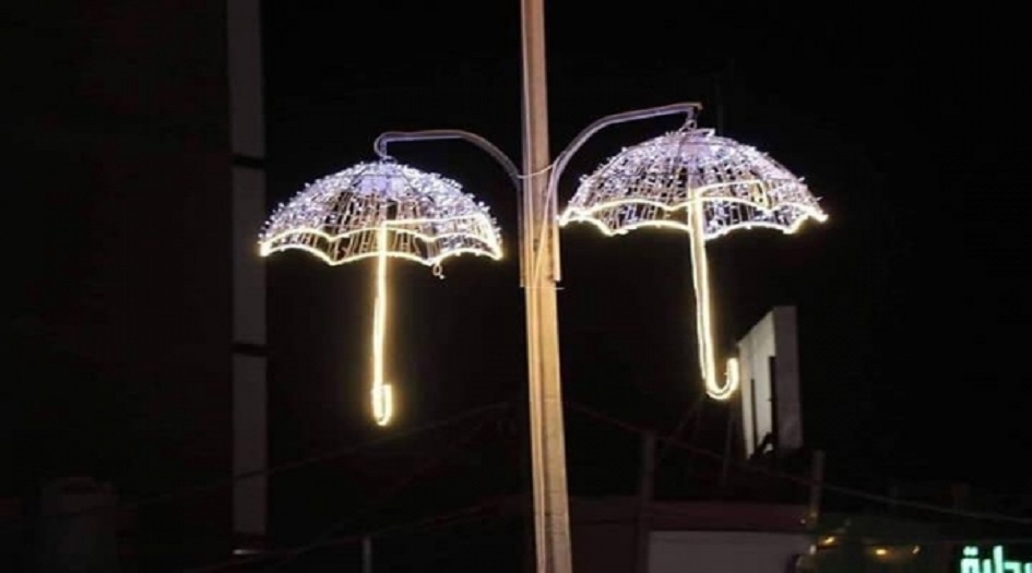 شاهد .. الشمسية المضيئة تزين شوارع النجف