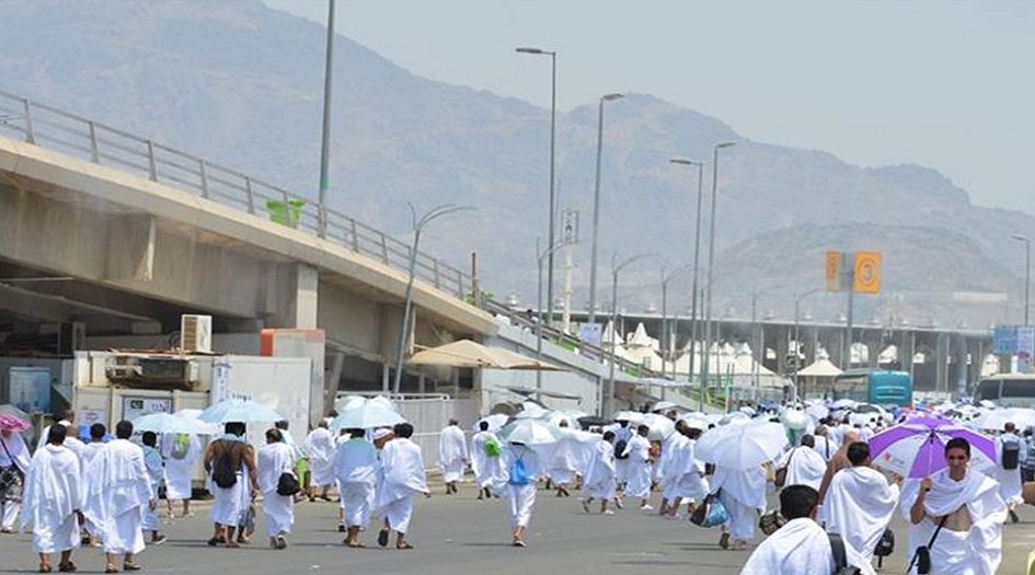بالصورة: شبيه جورج بوش يخطف أنظار الحجاج... لن تتوقعوا الشبه!