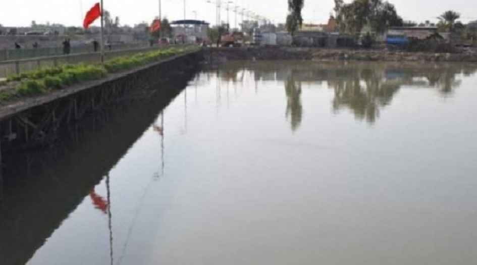 شاهد بالصور.. سياسي عراقي ينقذ طفلة من الغرق