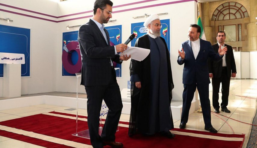 الرئيس روحاني يتفقد معرض انجازات حكومته في البنى التحتية القروية