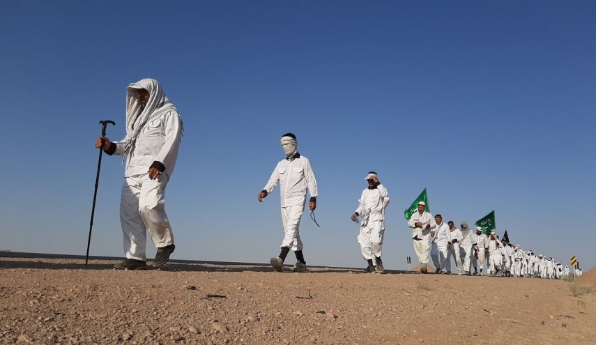 قافلة انصار الحسين (ع) تبدأ مسيرتها راجلة من مشهد الى كربلاء