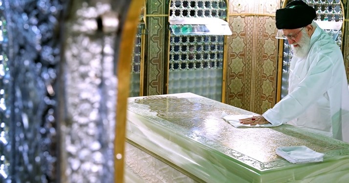 غبار روبي مرقد امام رضا(ع) با حضور رهبر انقلاب+ عكس