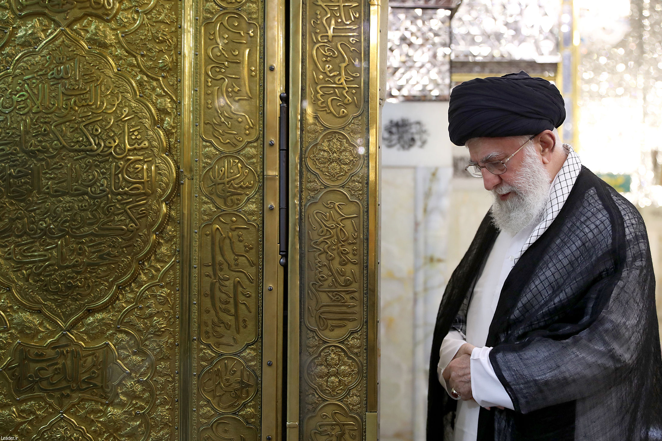 بالصور.. إزالة الغبار عن ضريح الإمام الرضا (ع) بحضور قائد الثورة الاسلامية 