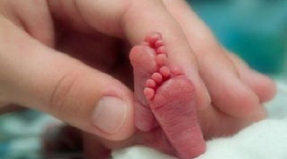 شاهد: أربعة أرجل وثلاث أذرع... امرأة تنجب طفلة 