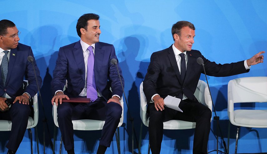 بالصورة..مصافحة الرئيس الفرنسي لأمير قطر تثير جدلاً