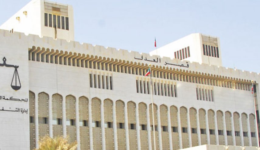 حادثة غريبة..محامية كويتية تضرب متهمًا بالحذاء!