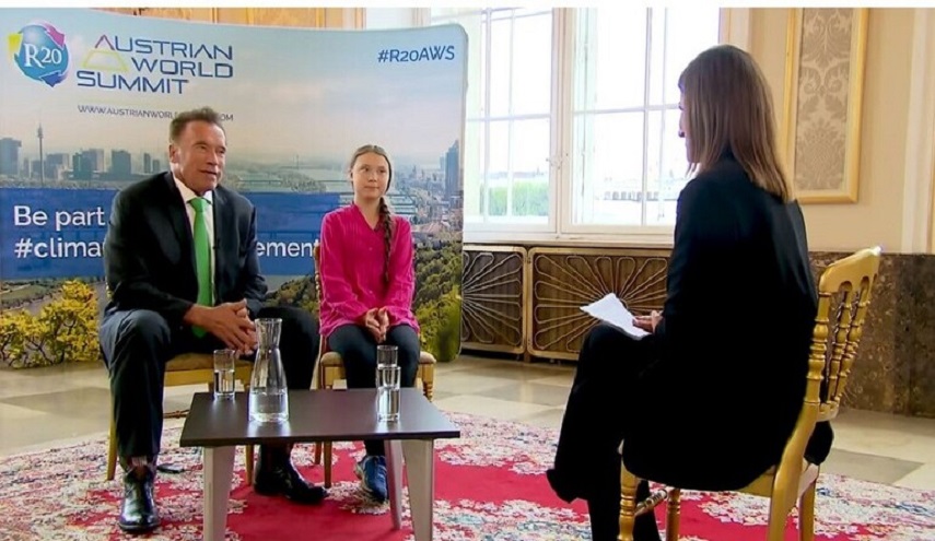  حاكم سابق لكاليفورنيا يهدي سيارة للفتاة السويدية المناهضة لترامب