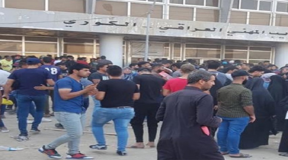 شاهد؛ طوابير العراقيين امام وزارة العمل ..ماذا يحدث؟