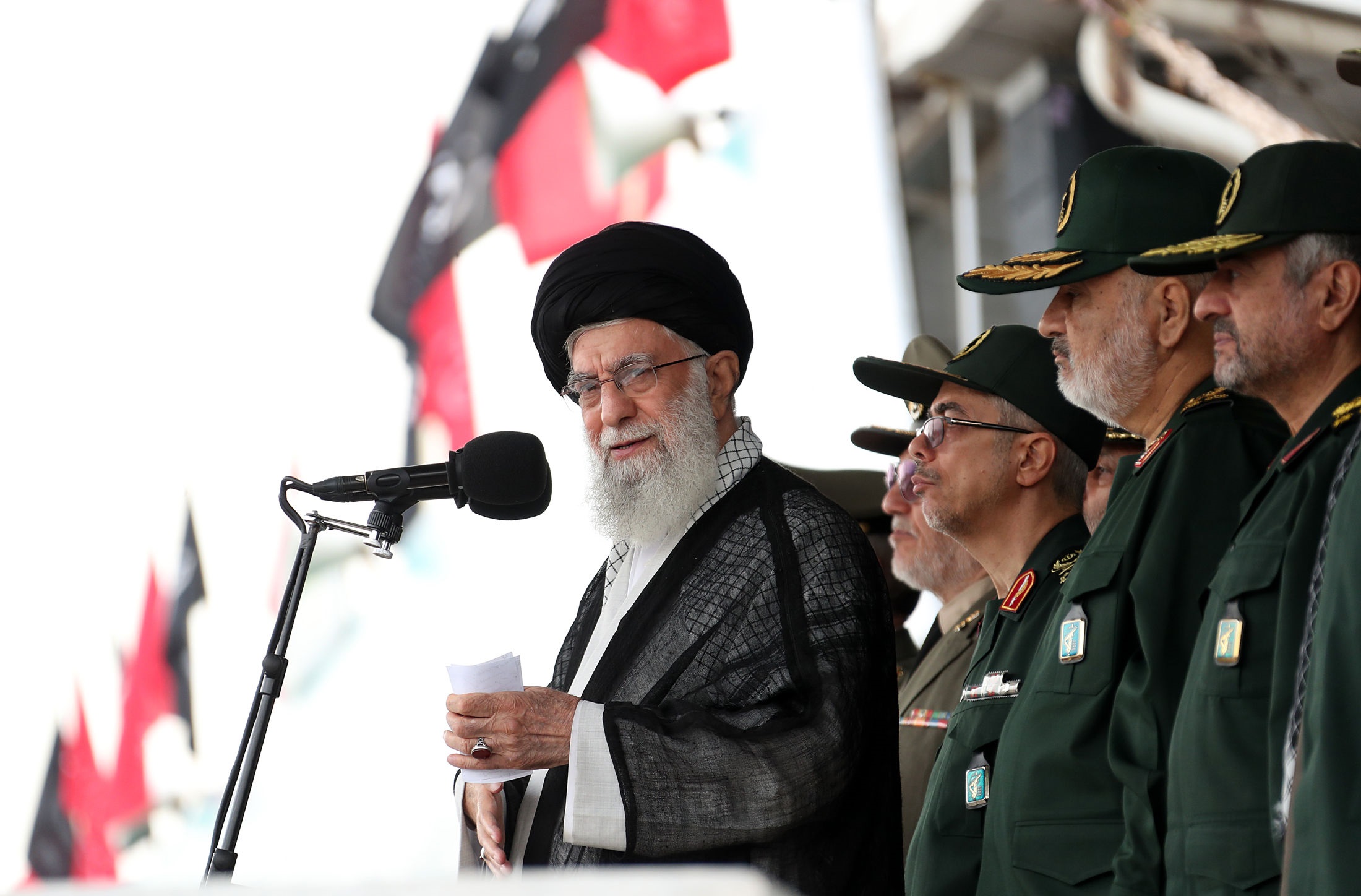 با تمسک به سیدالشهداء (ع) در مقابل آمریکا کوتاه نمی‌آییم 