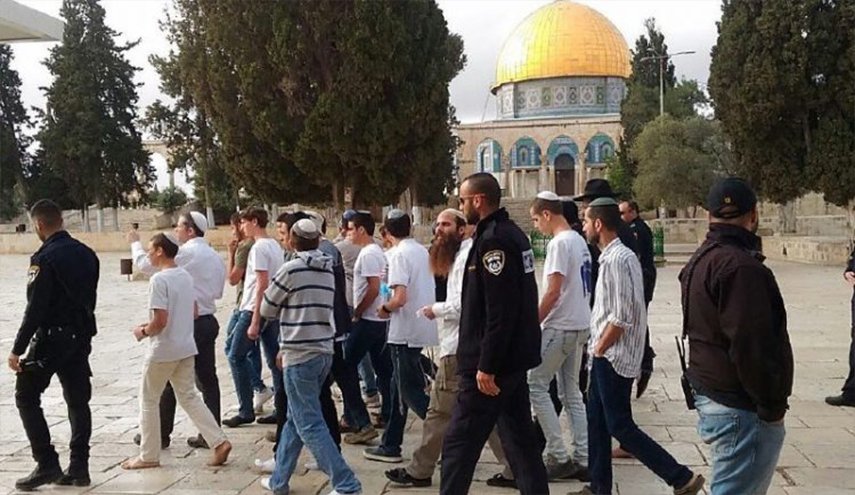 مئات المستوطنين يقتحمون المسجد الأقصى