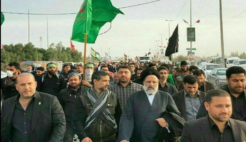 آية الله رئيسي يشارك بمسيرة الأربعين