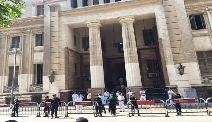 سيدة مصرية... مرت بأزمة فعرضت ابنتها للبيع