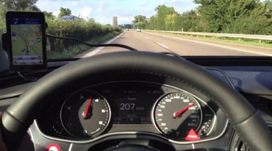 شاهد... سائق محظوظ ينجو من موت محقق بإعجوبة