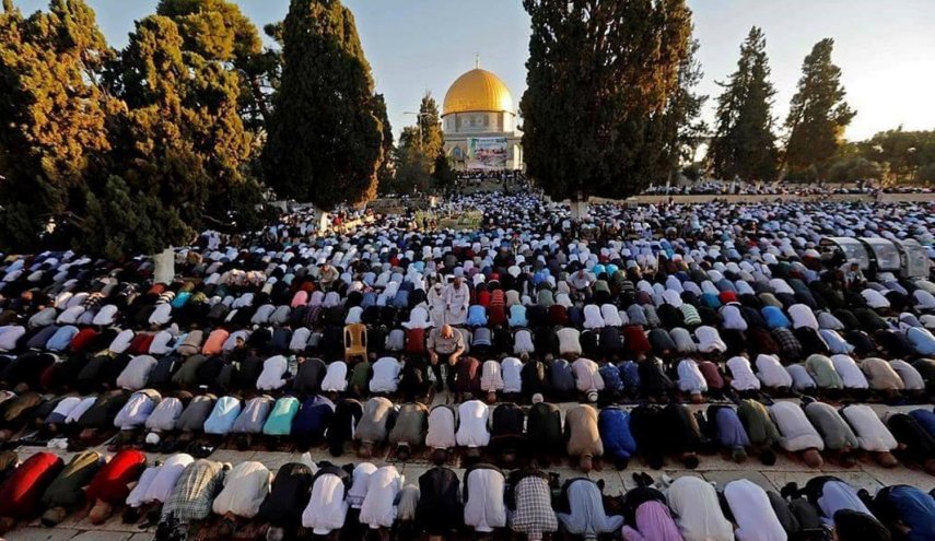 40 ألفًا يؤدون الجمعة بالأقصى رغم تشديدات الاحتلال