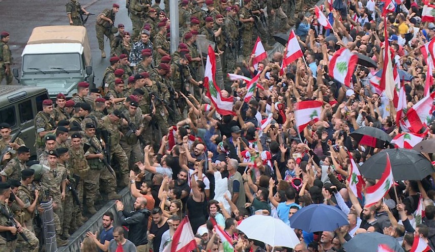 شاهد بالصوره .. مصادر تمويل مشبوهة في الحراك اللبناني