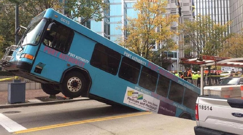 شاهد..حفرة "مفاجئة" تبتلع حافلة أثناء سيرها