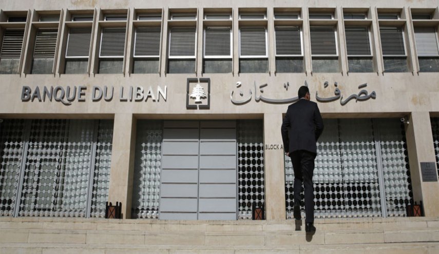 الأزمة في لبنان تتدحرج: إقفال المصارف يهدّد بشحّ السلع