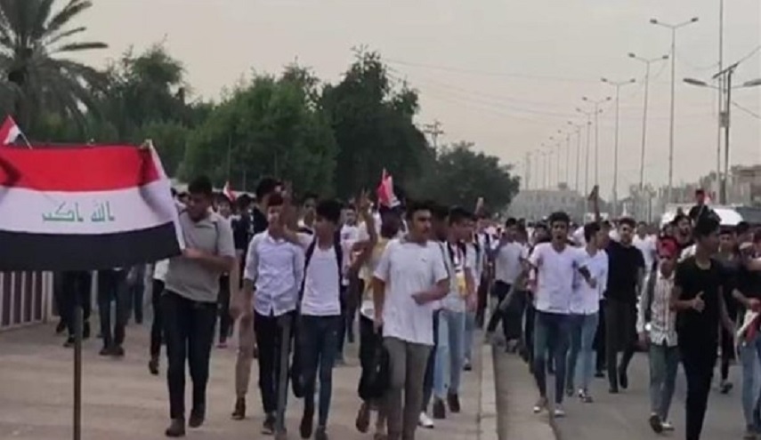 المئات من طلبة المدارس والجامعات يتظاهرون في بغداد