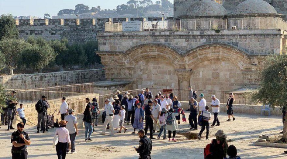 مستوطنون صهاينة يقتحمون باحات المسجد الاقصى ويؤدون صلوات تلمودية