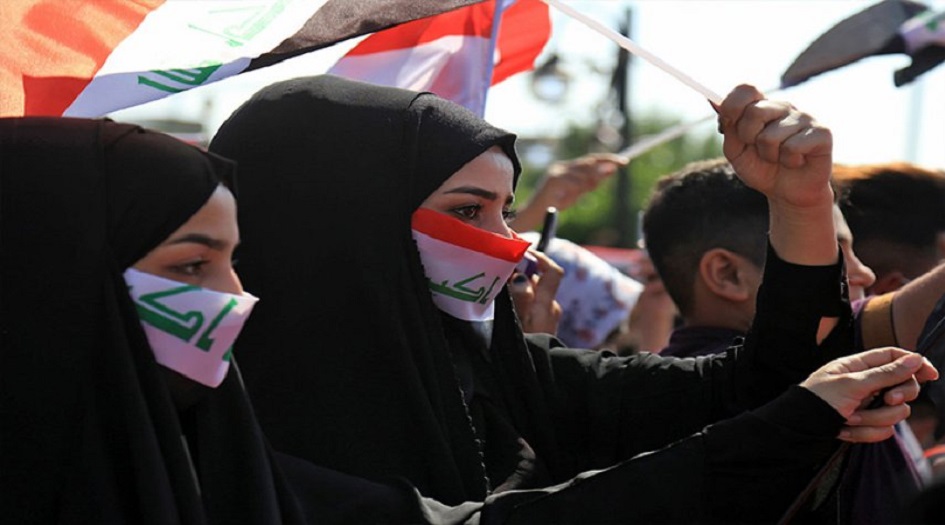 متظاهرة عراقية تخرج من القبر وتقول انا "حية"!