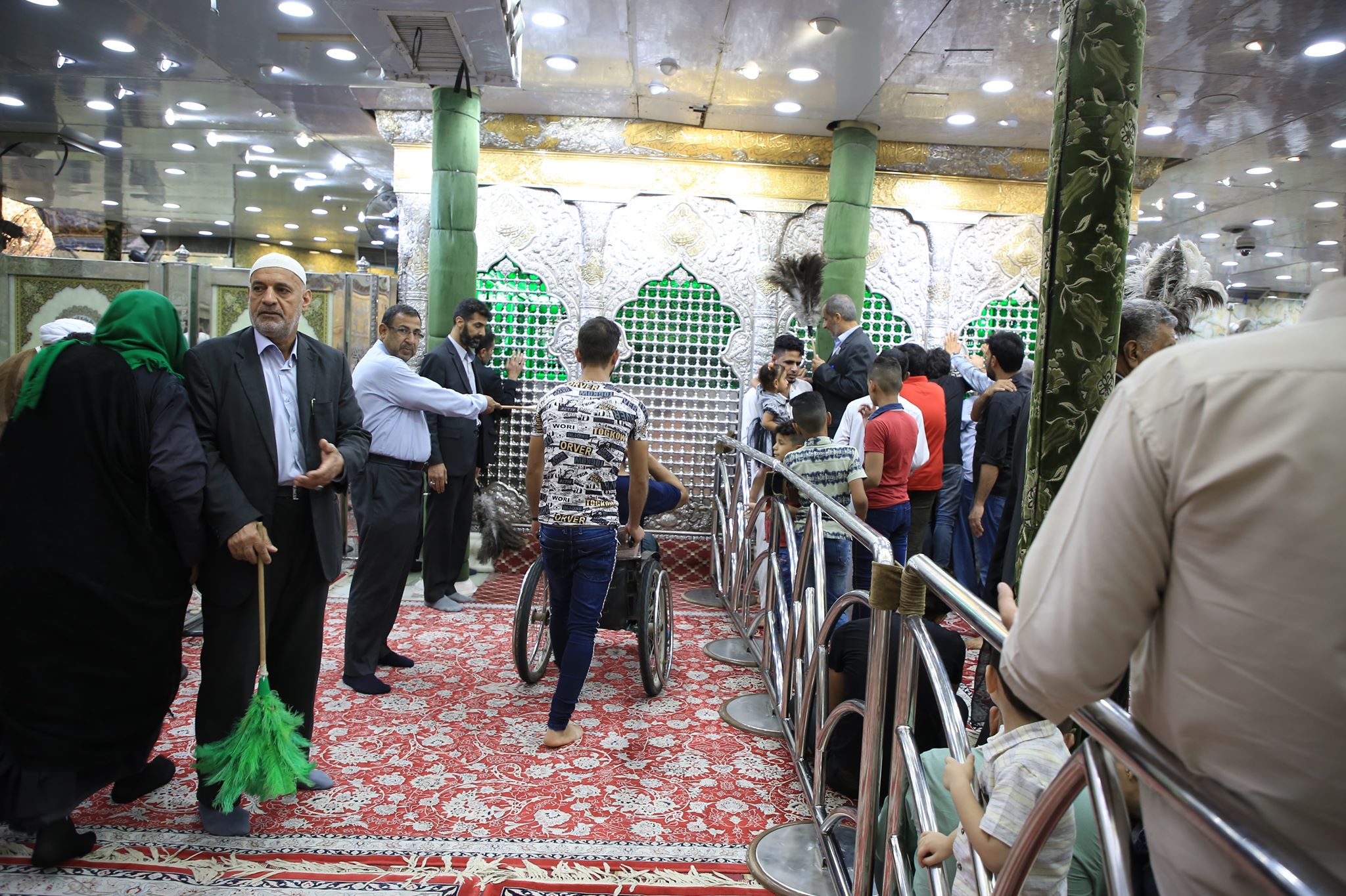 شاهد بالصور.. في العتبة الحسينية 9000 سجادة نادرة