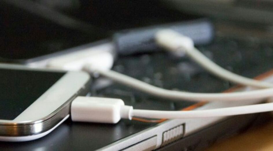 هل يتوقف شحن البطارية عند وصولها الى 100% مع بقائها على الشاحن ؟