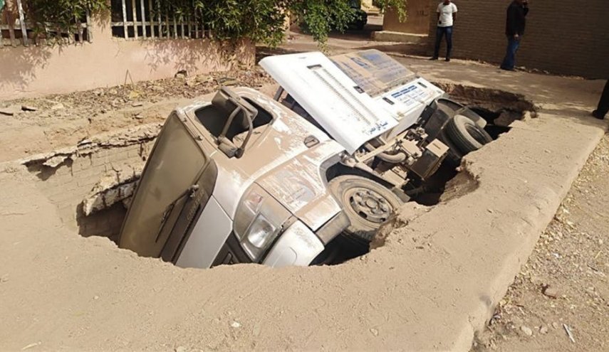 شاهد: الأرض تبتلع سيارة بشكل مفاجئ