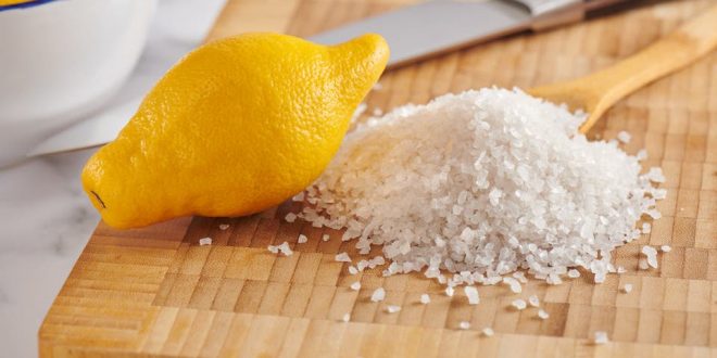 ليمونة ورشة ملح.. الحل السحري لمنزل خالٍ من الجراثيم!