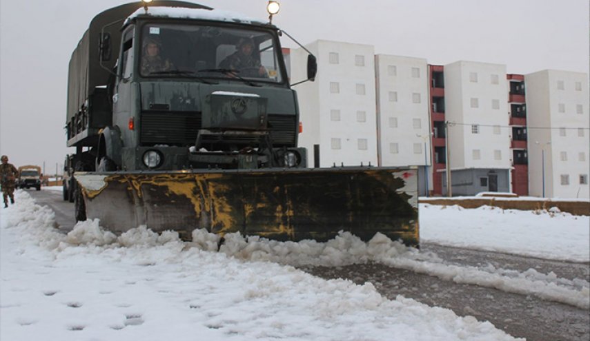 بالصور.. الثلوج تقطع الطرقات وتعزل السكان بالجزائر