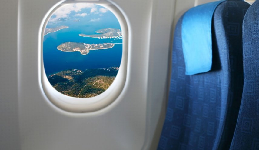 ماهو السر وراء فتح ستائر نوافذ الطائرة عند الإقلاع والهبوط؟