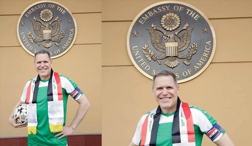 بالصورة.. لماذا ارتدى السفير الامريكي شارة (كابتن المنتخب)؟