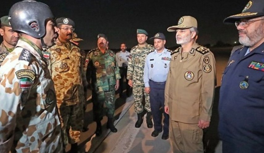 قائد الجيش الايراني يتفقد مظليي اللواء المجوقل 55