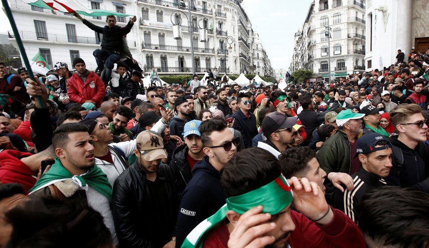 مظاهرات ضد انتخابات الجزائر والجيش يستنفر قواته