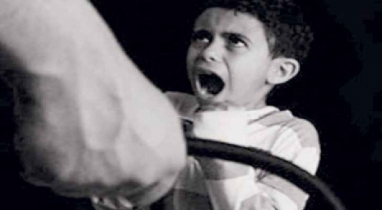 فيديو أشعل السعودية لما فعله أب مع ابنته في الشارع!