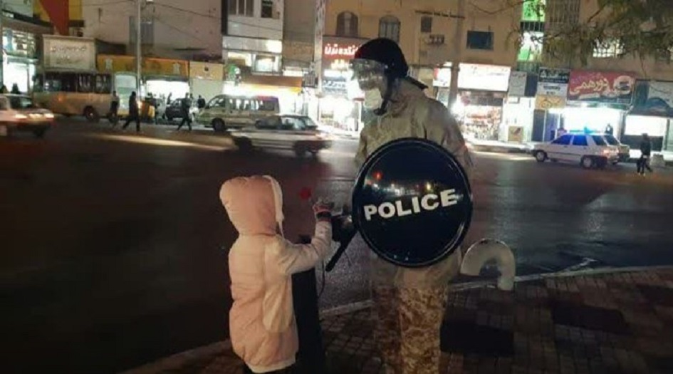 ايرانيون يقدمون الزهور لقوات حفظ النظام + صور