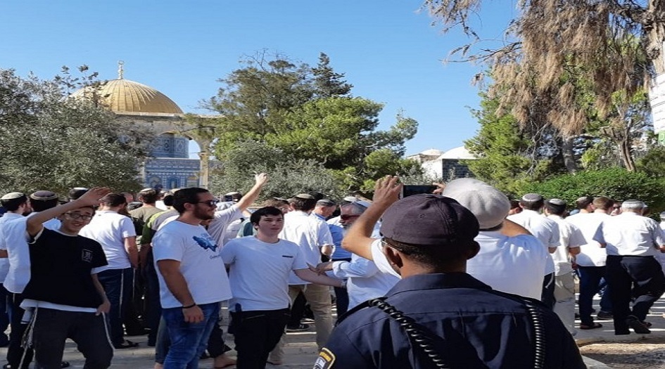 مستوطنون صهاينة يقتحمون باحات المسجد الاقصى