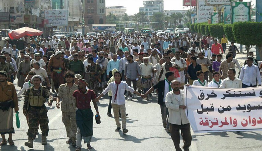 مسيرة جماهيرية حاشدة في الحديدة تندد بخروقات العدوان