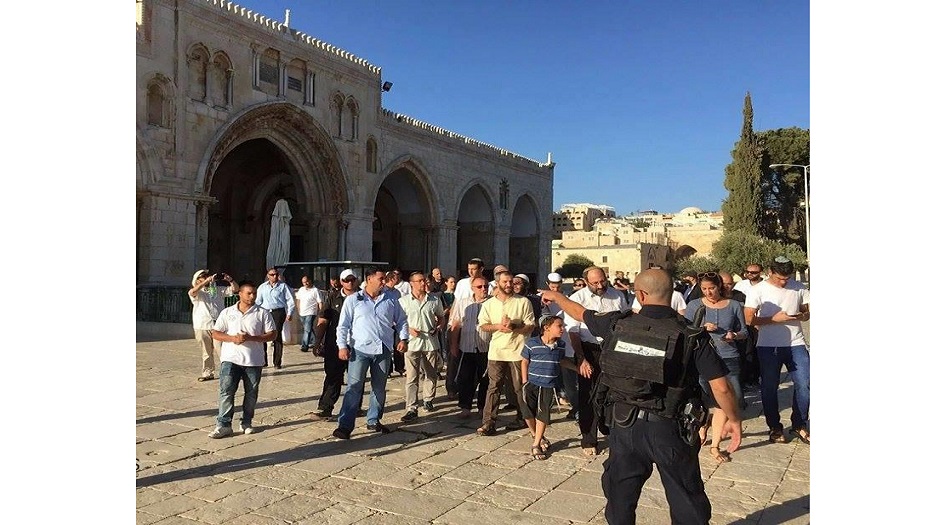 قوات الاحتلال والمستوطنون يقتحمون الأقصى ومصلى باب الرحمة
