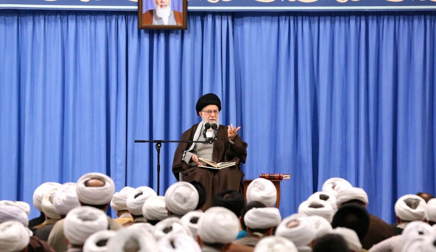 الامام الخامنئي يحدد صفات كل من يتقدم الى تولّي المناصب