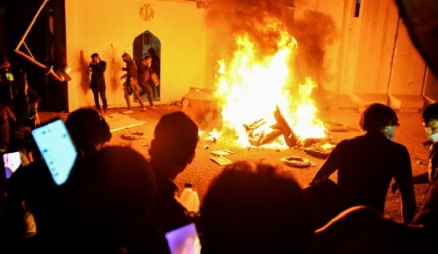 مثيرو الشغب لم يرحموا قنصلية ايران المحروقة في النجف