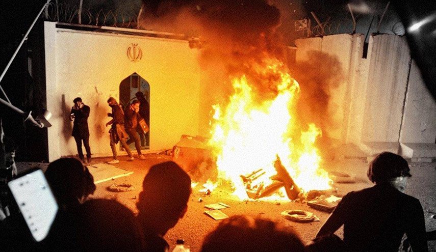 شاهد .. كيف رد الطلاب الايرانيين على حرق القنصلية الايرانية في النجف