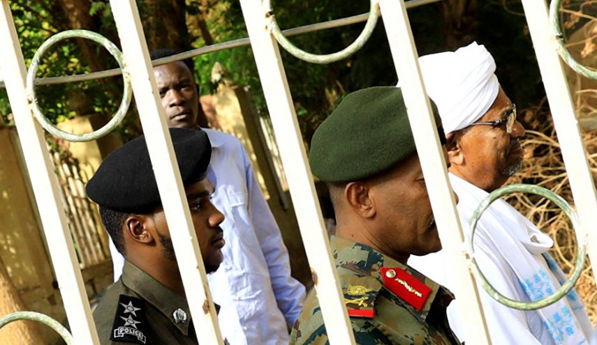 شقيق البشير يكسر الصمت ويكشف اسرارا عائلية  